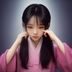 王后期，修图与调色专家，坐在电脑前进行专业修图操作，屏幕显示色彩调整界面